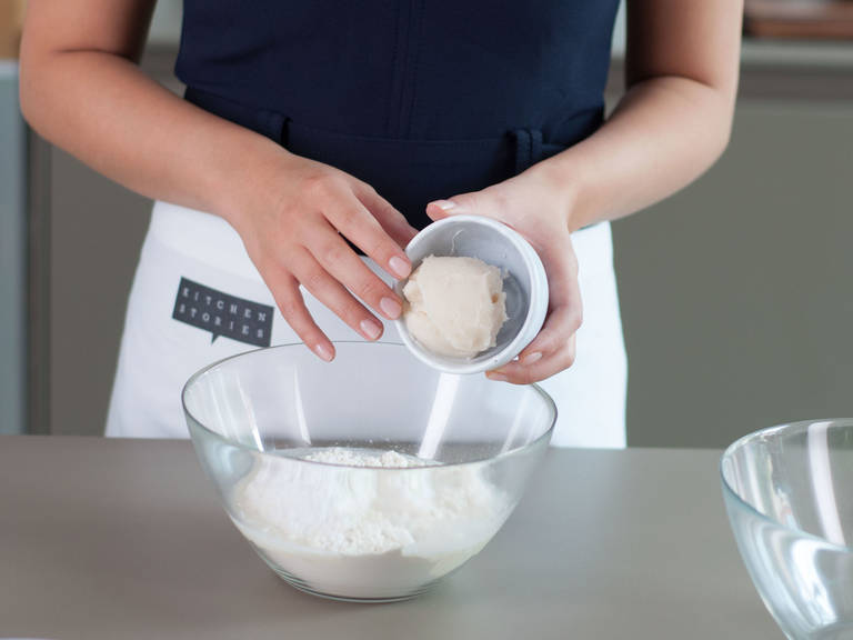 将糖粉、三分之二的面粉、水与一半猪油混合，揉成光滑的面团，静置约30分钟。