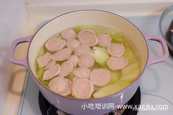 [食谱] 【大黄瓜贡丸汤】冬菜提味，暖汤下肚好味道[制作方式】