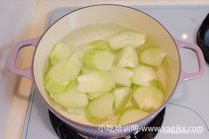 [食谱] 【大黄瓜贡丸汤】冬菜提味，暖汤下肚好味道[制作方式】